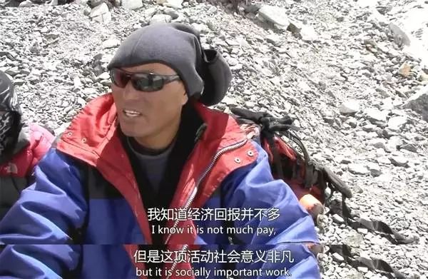 我在珠峰捡垃圾的90天：负重近百斤经历雪崩，背粪便尸体