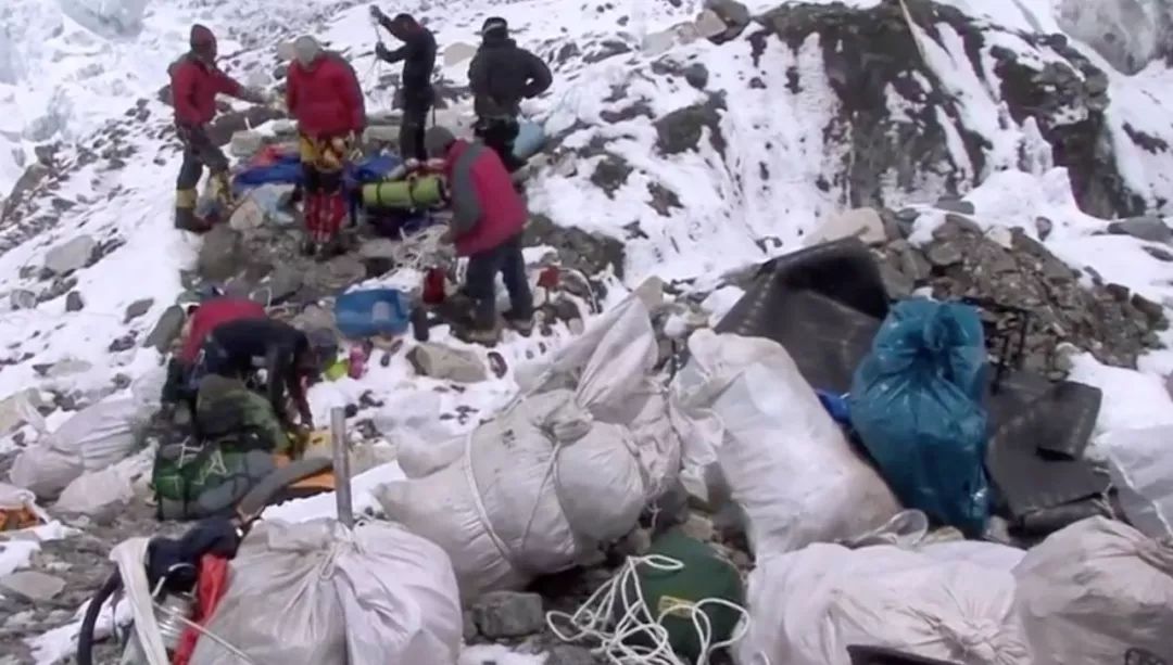 我在珠峰捡垃圾的90天:负重近百斤经历雪崩,背粪便尸体