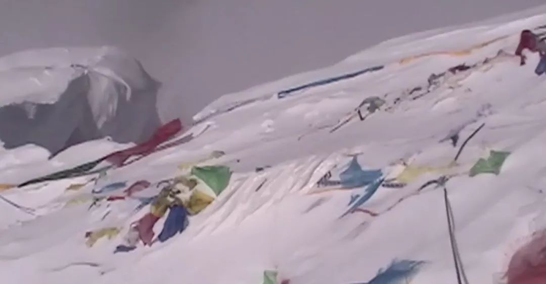 我在珠峰捡垃圾的90天:负重近百斤经历雪崩,背粪便尸体