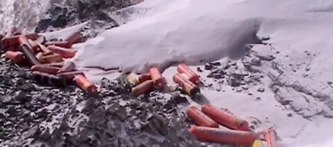 我在珠峰捡垃圾的90天:负重近百斤经历雪崩,背粪便尸体