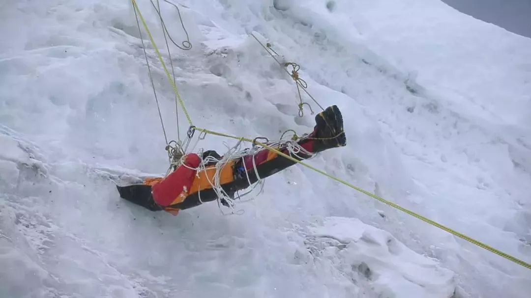 我在珠峰捡垃圾的90天:负重近百斤经历雪崩,背粪便尸体