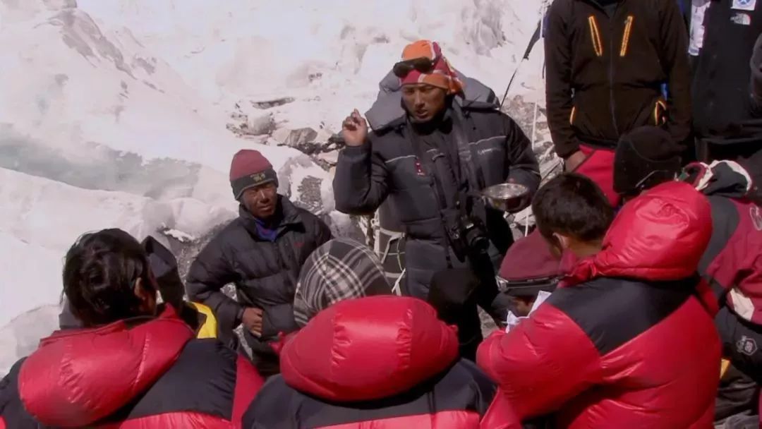 我在珠峰捡垃圾的90天：负重近百斤经历雪崩，背粪便尸体