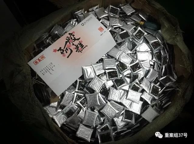 ▲3月5日，东阿祥云堂公司生产车间的纸箱里等待包装的“阿胶糕”。该公司负责人介绍，这些阿胶糕是用牛皮胶添加明胶熬制。    新京报记者 大路 摄