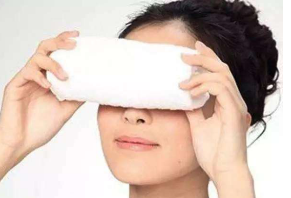 眼睛下眼袋大是什么原因 我是用这个方法去除的