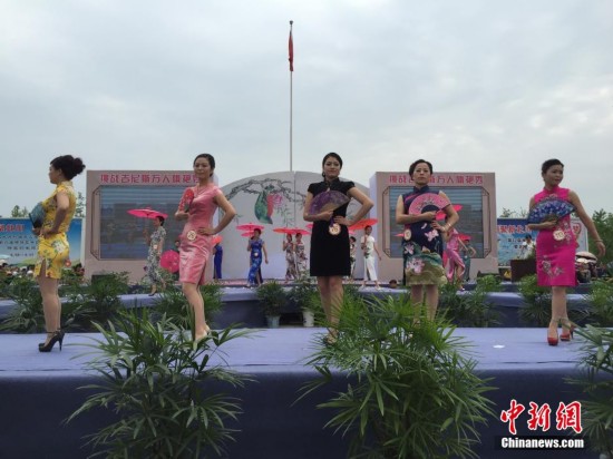 中国多地女性同秀旗袍挑战“世界吉尼斯旗袍秀”纪录