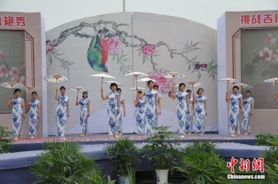 中国多地女性同秀旗袍挑战“世界吉尼斯旗袍秀”纪录