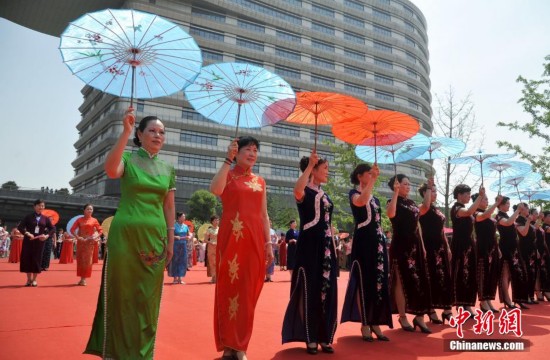 中国多地女性同秀旗袍挑战“世界吉尼斯旗袍秀”纪录