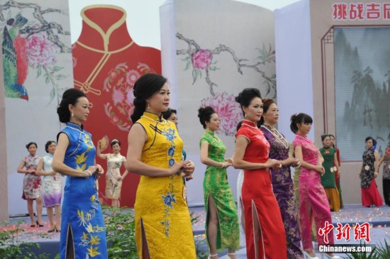 中国多地女性同秀旗袍挑战“世界吉尼斯旗袍秀”纪录