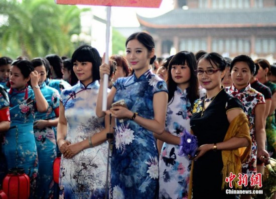 中国多地女性同秀旗袍挑战“世界吉尼斯旗袍秀”纪录