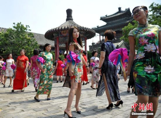 中国多地女性同秀旗袍挑战“世界吉尼斯旗袍秀”纪录