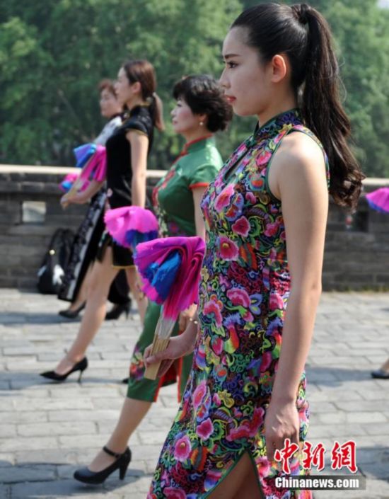 中国多地女性同秀旗袍挑战“世界吉尼斯旗袍秀”纪录