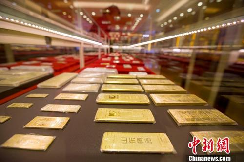 11月1日，山西太原，金店工作人员正在清点金条。当日，中国黄金协会发布的数据显示，2017年前三季度，中国黄金消费同比增长15.49%。今年前三季度中国黄金实际消费量815.89吨，与去年同期相比增长15.49%。金条销售继续保持大幅增长，前三季度消费222.07吨，同比增长44.45%；黄金首饰销售再次回暖，前三季度销售503.87吨，同比增长7.44%。中新社记者 张云 摄