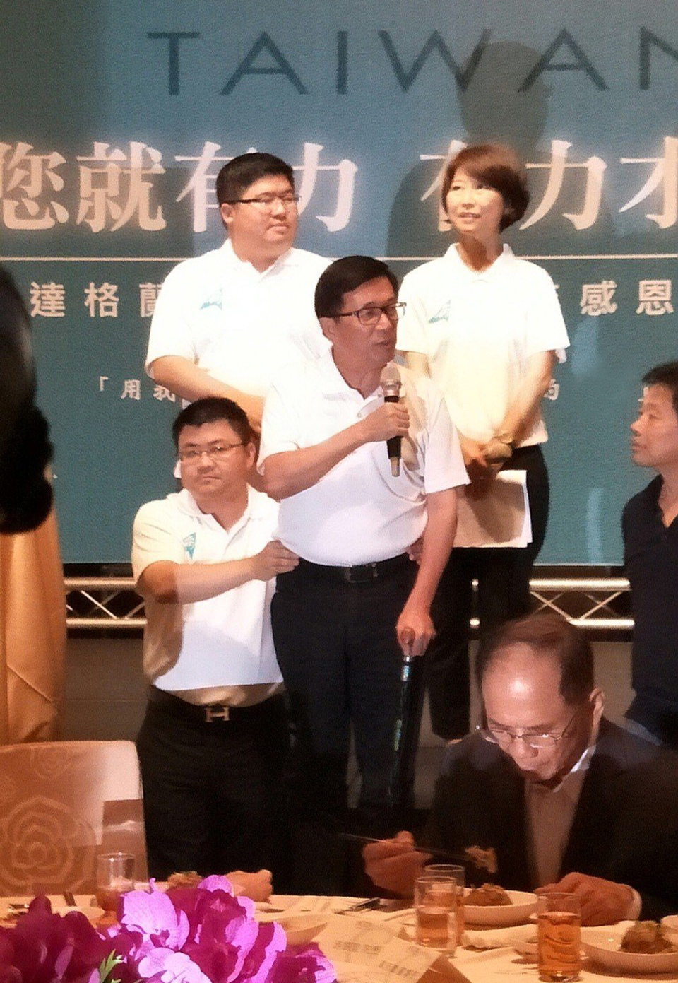 ＂统一女侠＂单枪匹马闯＂独窝＂并这样对待陈水扁 扁子大慌