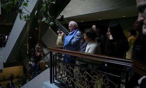 在上海博物馆的开幕仪式上，很多中国人对展览表现出浓厚的兴趣。（图：首都博物馆）
