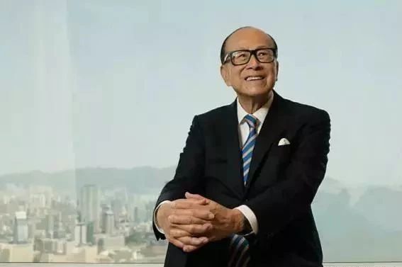 坐拥5500亿家产,为避税不拿工资,却用现金在美国买30000套公寓