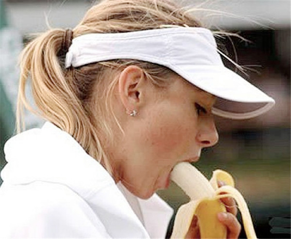莎拉波娃豪迈吃香蕉 曾因不会“叫床”被男友甩！
