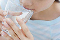 盛夏要喝温开水
夏天,应该养成喝温开水的习惯,尽量少喝或不喝冷水或冷饮。与体温相近的温水分子能较快排列整齐地进入肠壁,所以能解渴。另外,喝了温饮出点汗,可带走体内部分热量,这样饮水对身体无害。【详细】
卫生健康