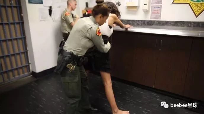 女子监狱到底有多缺卫生巾？很多女囚逼得用袜子做替代品