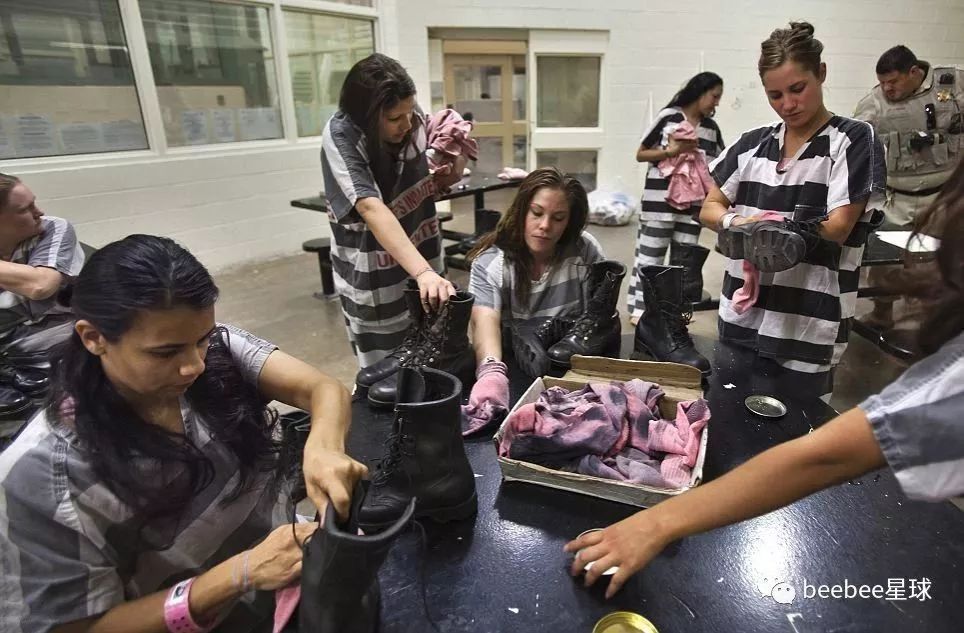 女子监狱到底有多缺卫生巾？很多女囚逼得用袜子做替代品