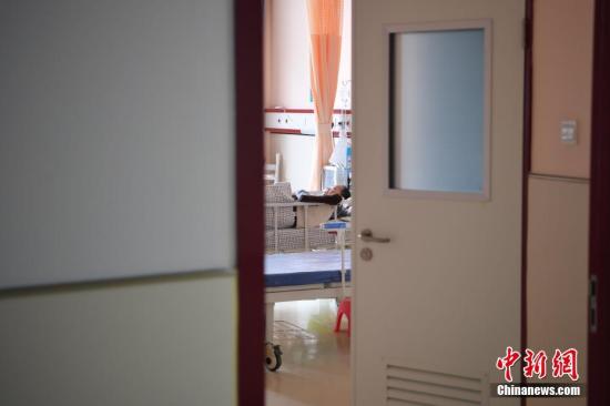 4月3日，一名入住安宁疗护病区的患者躺在病床上休息。 中新社记者 刘冉阳 摄