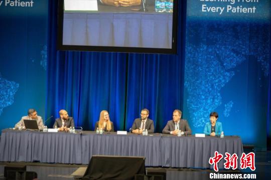 章真教授(右一)在第55届美国临床肿瘤学会年会上分享相关研究。 医院供图 摄 章真教授(右一)在第55届美国临床肿瘤学会年会上分享相关研究。 医院供图 摄