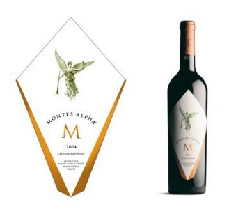 在过去的5年里,欧法M干红都给各大酒评家们留下了深刻的印象。该款2010年份酒颜色深红,果香浓郁,口感雅致,果味馥郁,充满红色水果味和醋栗味,还伴着一抹雪松和肉桂气息,单宁充沛且如天鹅绒般顺滑,结构平衡,5%味而多的加入更是增添了该酒的复杂性,回味也更加悠长,陈年潜力至少20年以上。