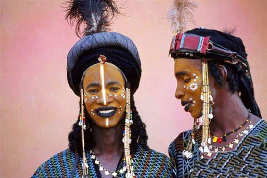 肯尼亚男孩割礼:不用麻药割男孩阴茎包皮