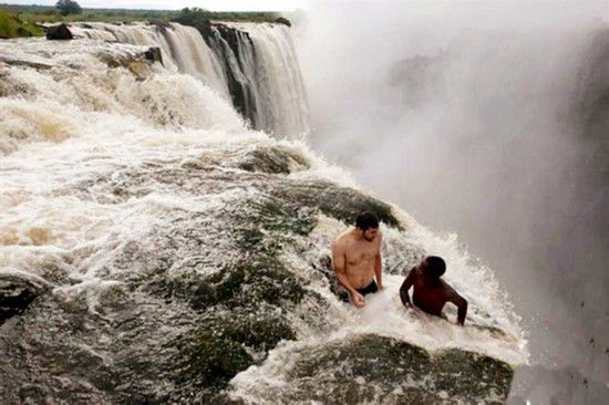 肯尼亚男孩割礼:不用麻药割男孩阴茎包皮