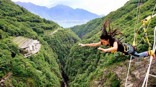 肯尼亚男孩割礼:不用麻药割男孩阴茎包皮