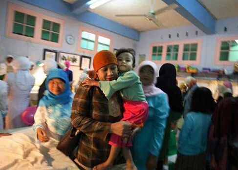 肯尼亚男孩割礼:不用麻药割男孩阴茎包皮