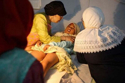 肯尼亚男孩割礼:不用麻药割男孩阴茎包皮