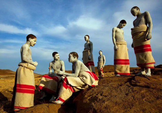 肯尼亚男孩割礼:不用麻药割男孩阴茎包皮