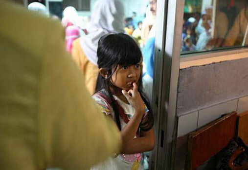 肯尼亚男孩割礼:不用麻药割男孩阴茎包皮