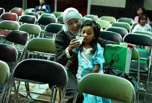 什么是女孩割礼?割礼活动通常选择在每年的农闲季节里举行,分为男性做法和女性做法两种。男性割礼相对比较简单,将YIN茎上包皮割下来即可。女性割礼则比较复杂,分为轻度和重度两种类型。轻度的为割去YIN蒂即可。重度则需要将包括YIN蒂、大YIN唇、小YIN唇在内的全部外生殖器一点不剩地统统割去,再将鲜血淋淋的伤口缝合起来,仅在YD外留一个形同火柴棍粗细的小孔,经过一段时间,YIN部除了一个小孔之外,其余都生长连结在一起了。欧洲人将非洲女性的这种重度割礼称之为“外YIN切除封闭手术”。对于女性来说,割礼既不科学,又不卫生,是一种残忍落后的风俗。