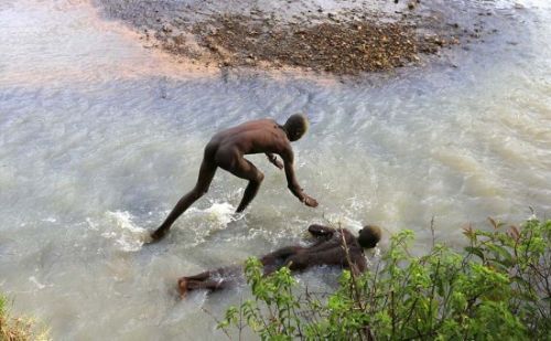 肯尼亚割礼“男子版割礼”更残酷全裸跳入冰河水麻醉