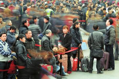 1月27日,成都火车站,穿梭的人流,诉说着对家的期盼。