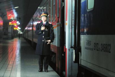 坚守 1月24日，列车长蔡萍春运之后将退休。