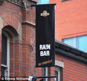 英国存在很多供在职警员与退休或离任警员聚会的酒吧,因为