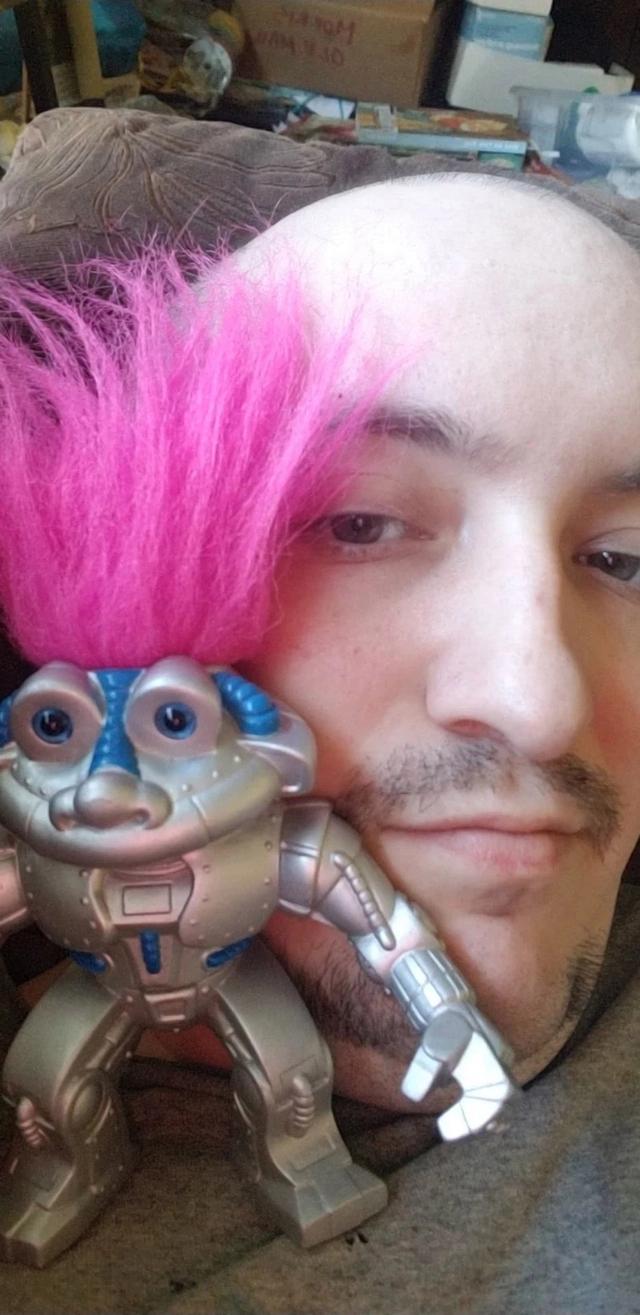 美国男子爱上男性机器人，计划与其结婚度蜜月获家人支持