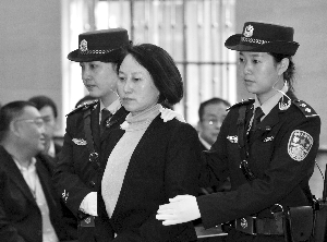 9月24日,龚爱爱走向被告席 新华社记者 丁海涛 摄