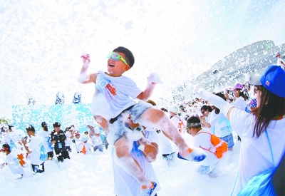 循着春的花香 走进夏的荫萌