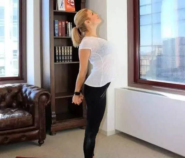 让倪妮、周冬雨来告诉你们，什么叫做“背厚一公分，人显老三岁”？