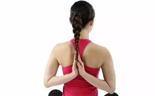 让倪妮、周冬雨来告诉你们，什么叫做“背厚一公分，人显老三岁”？