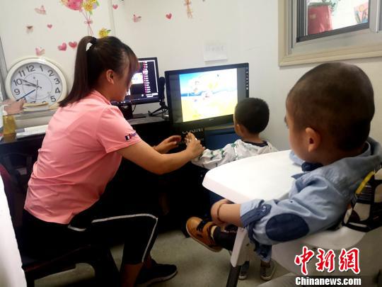 图为甘肃省康复中心医院儿童康复科内正在进行语言康复训练课。　高康迪 摄