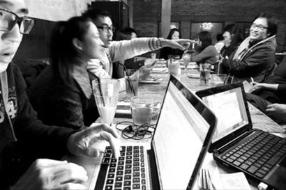 门萨会员在上海聚会，会员中的女性成员并不少。 /晨报记者 陈征