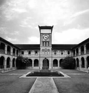 中国近代第一所新型大学——上海圣约翰大学(现址为华东政法大学),是来华传教士创办的。