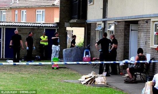 [图]只是拍个相片…被误认成恋童癖，之后被社区邻居打昏并烧死