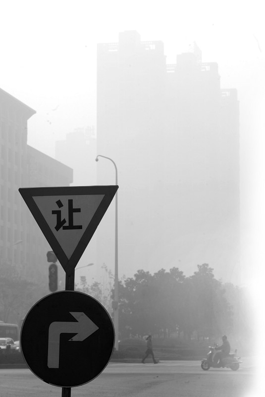 秋冬季节,雾霾天气屡屡来袭 (记者邹斌摄)