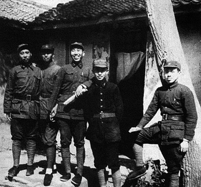 1937年，红二方面军部分干部：(左起)甘泗淇、萧克、王震、关向应、陈伯钧。 