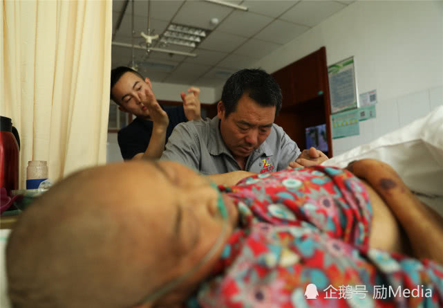 体院校草为救母打五份工 四年鲜肉变大叔引网友泪崩